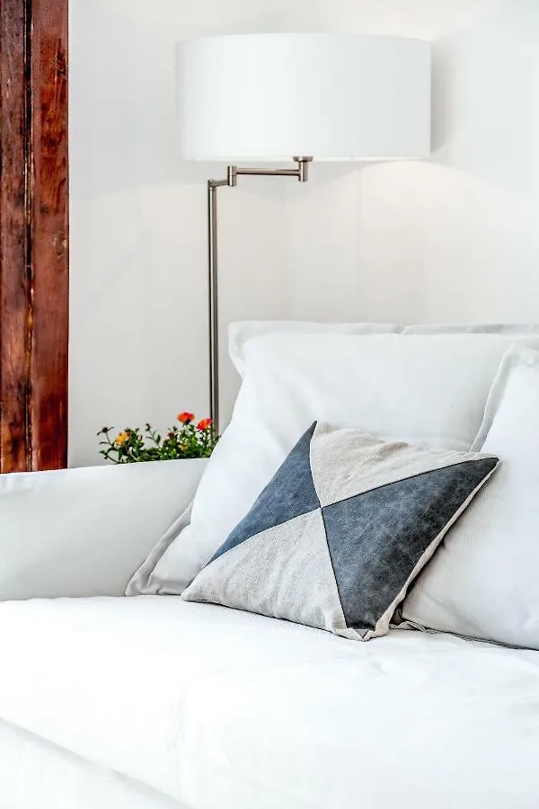Light Filled Typical Apartment At Alfama, By Timecooler Lissabon